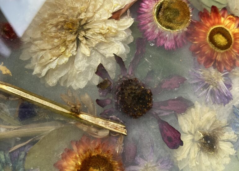 Descubre cómo el arte en resina transformó mi vida y dio vida a Più Design, una marca dedicada a inmortalizar momentos únicos.